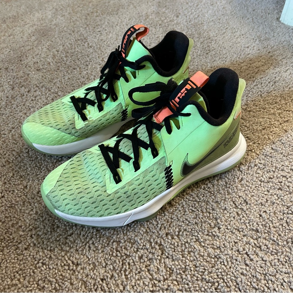 Nike Lebron Witness 5 Grinch Lime Glow Size 12